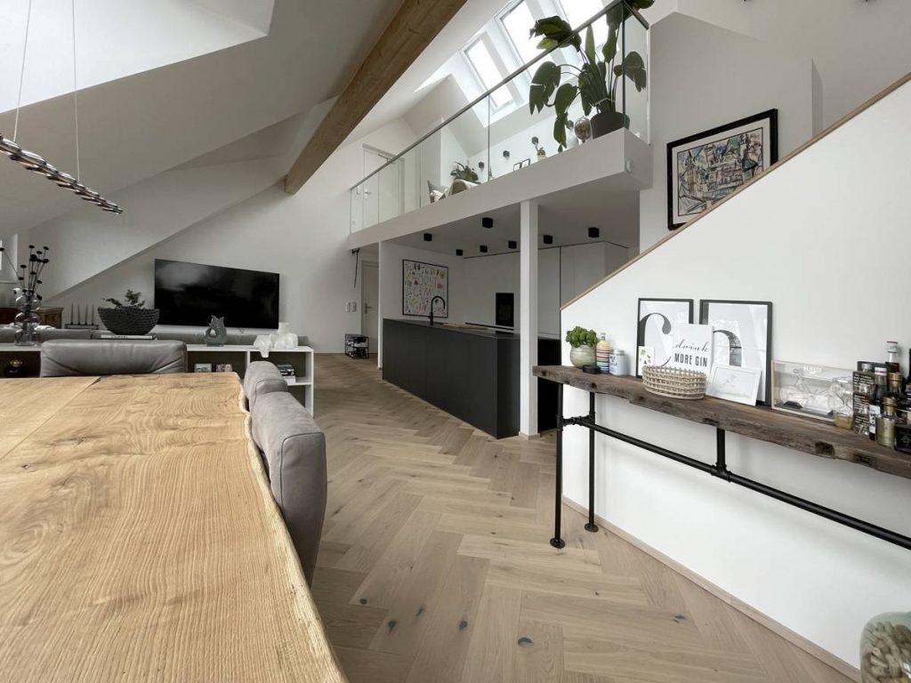 modern ausgebauter Dachboden der Bäckerei Ebner mit moderner Glasgalerie und hohen, spitz zulaufender Decke.